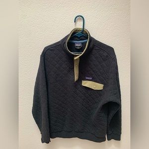 Patagonia quilted sweatshirt. Like new, size medium.